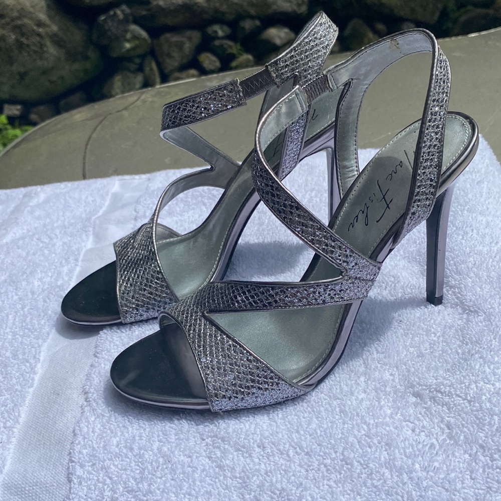 Marc fisher silver glitter heel